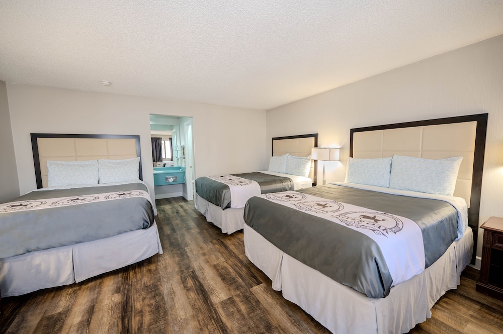 Family Room, Multiple Beds, Bathtub