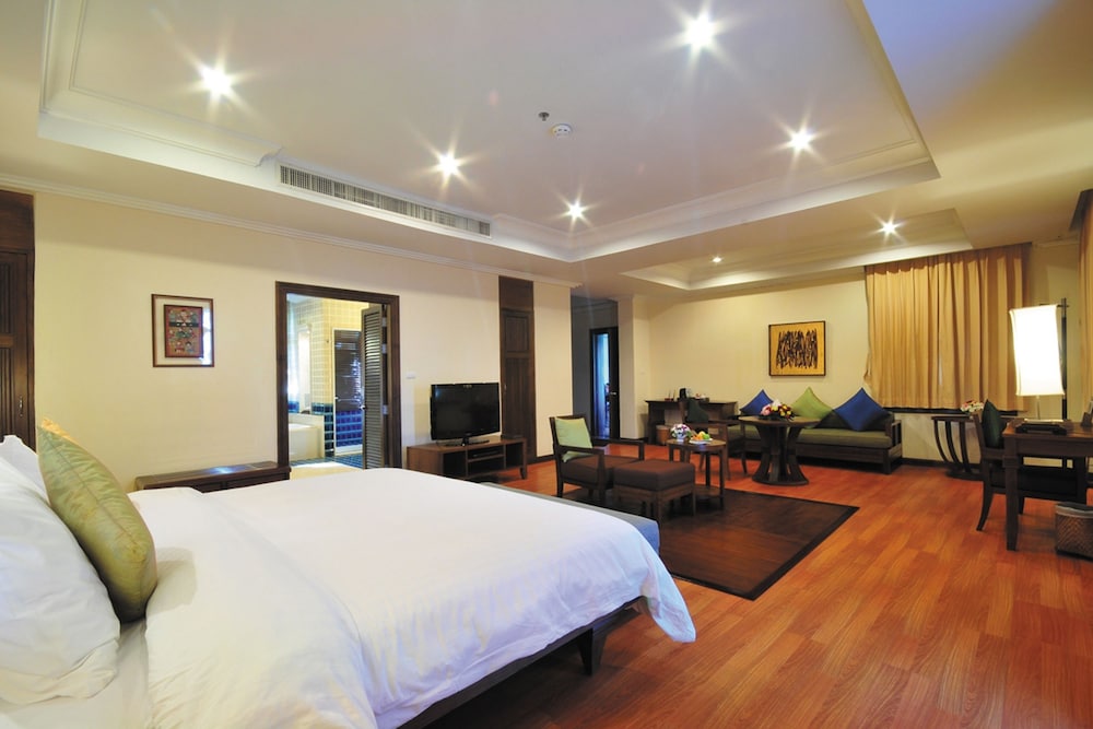 Suite, 2 Bedrooms - Photo 9