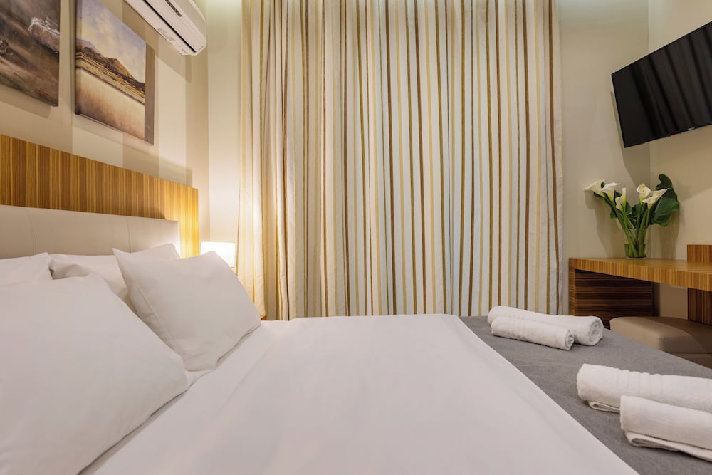 Junior Suite with Pool View - Photo 12