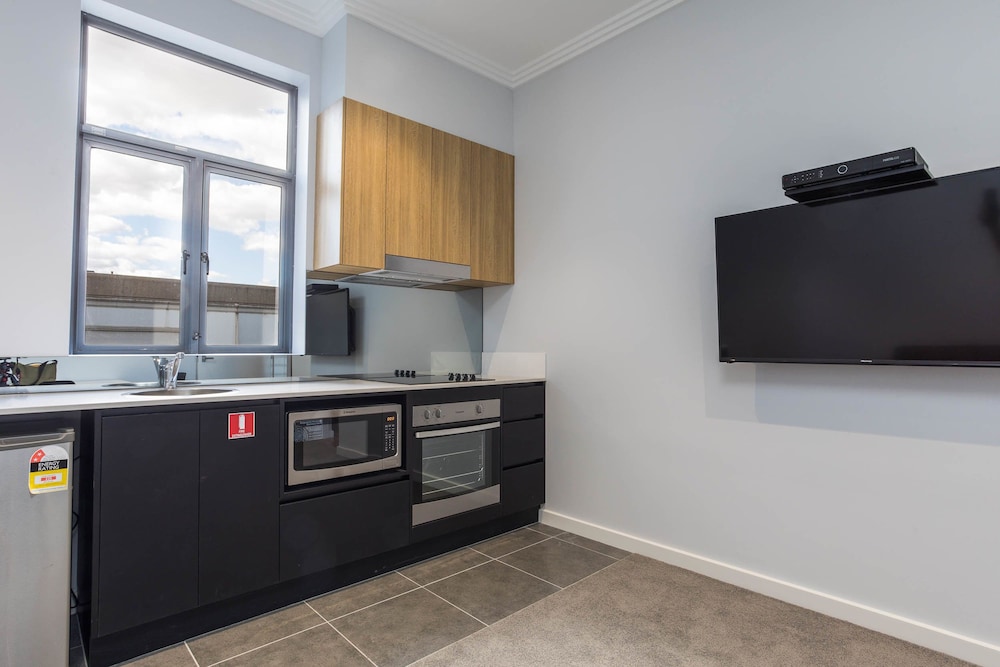 Executive Suite, 1 Bedroom, Kitchen, City View photo 2