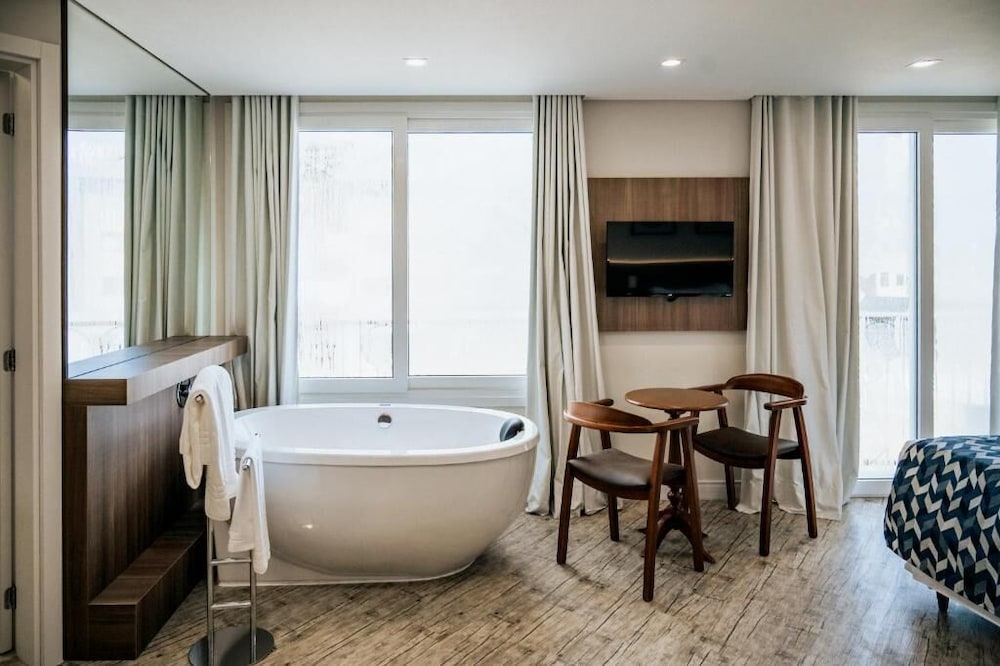 Exclusive Studio Suite, Bathtub photo 3