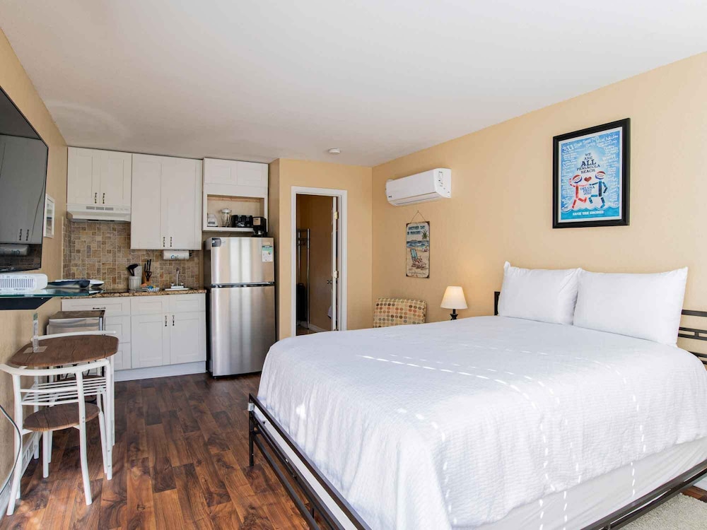 Condo, Multiple Beds, Balcony (#Villa & Studio - No Pets) photo 3