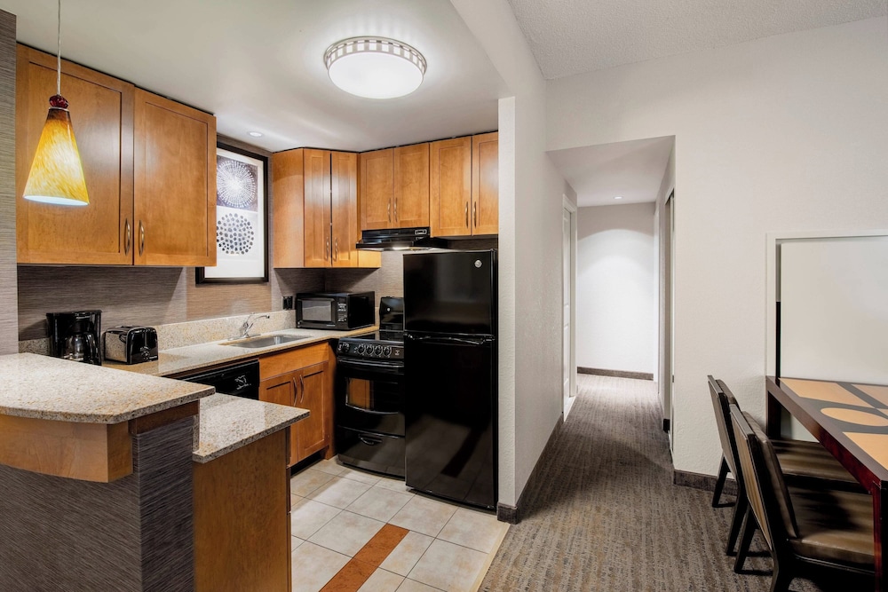 Suite, 2 Bedrooms, City View (Corner) - Photo 3