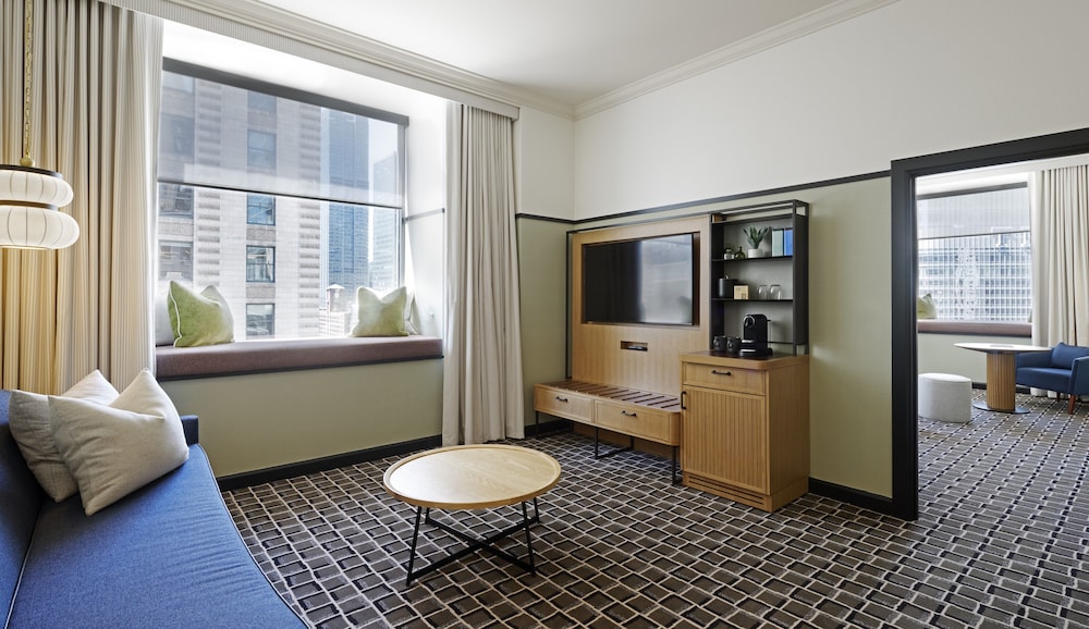 Suite, 1 Bedroom - Photo 11