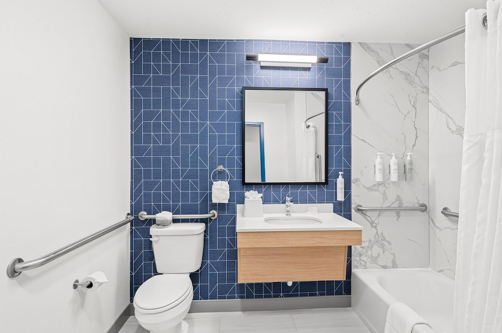 Suite, 1 King Bed, Accessible, Bathtub (Mobility, Hearing) - Photo 2