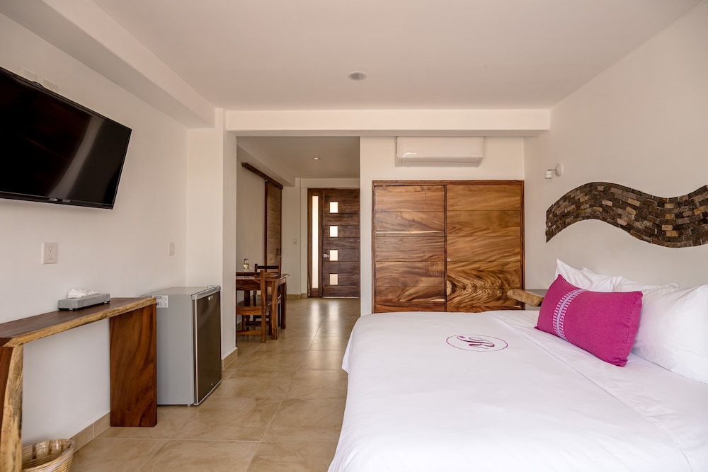 Deluxe Room, 1 King Bed, Partial Sea View photo 3