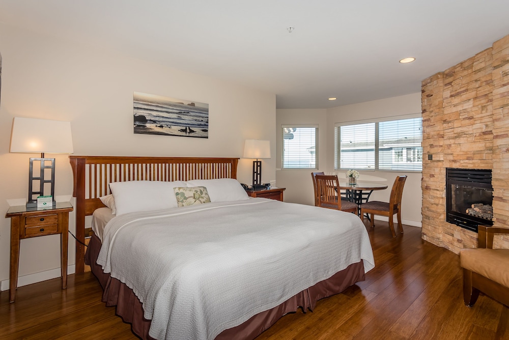 Room, 1 King Bed, Partial Ocean View (Upstairs) photo 1