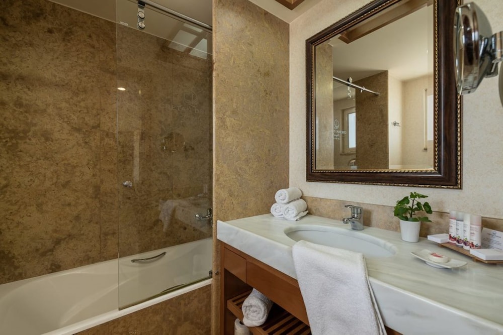 Sea View Suite - Photo 17