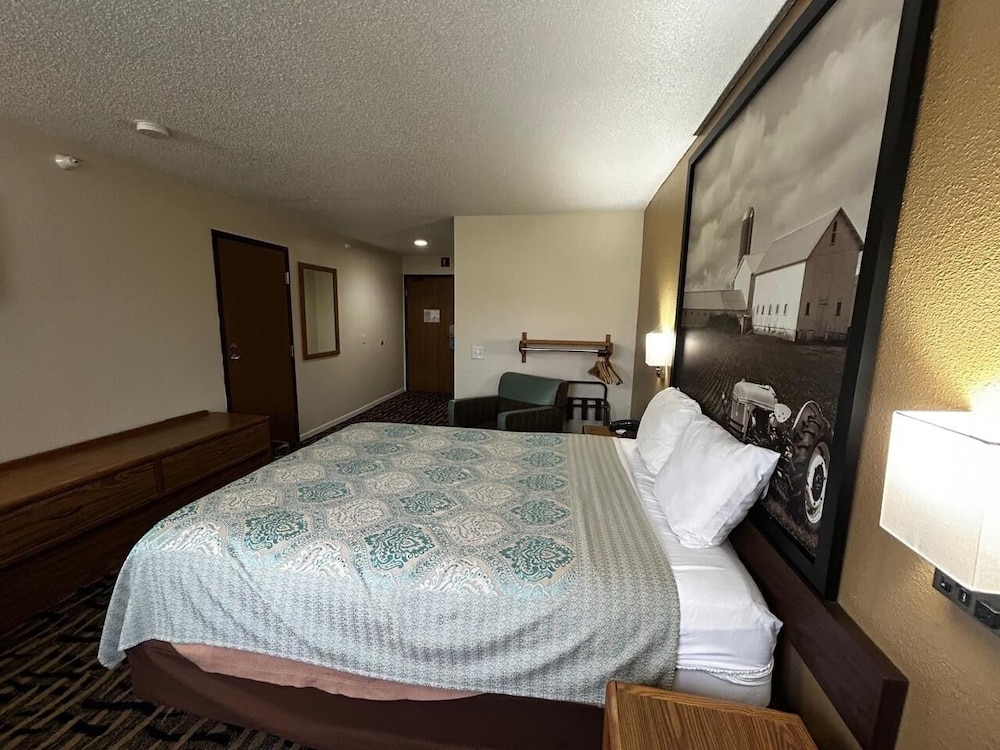 Queen Bed Accessible - Photo 2