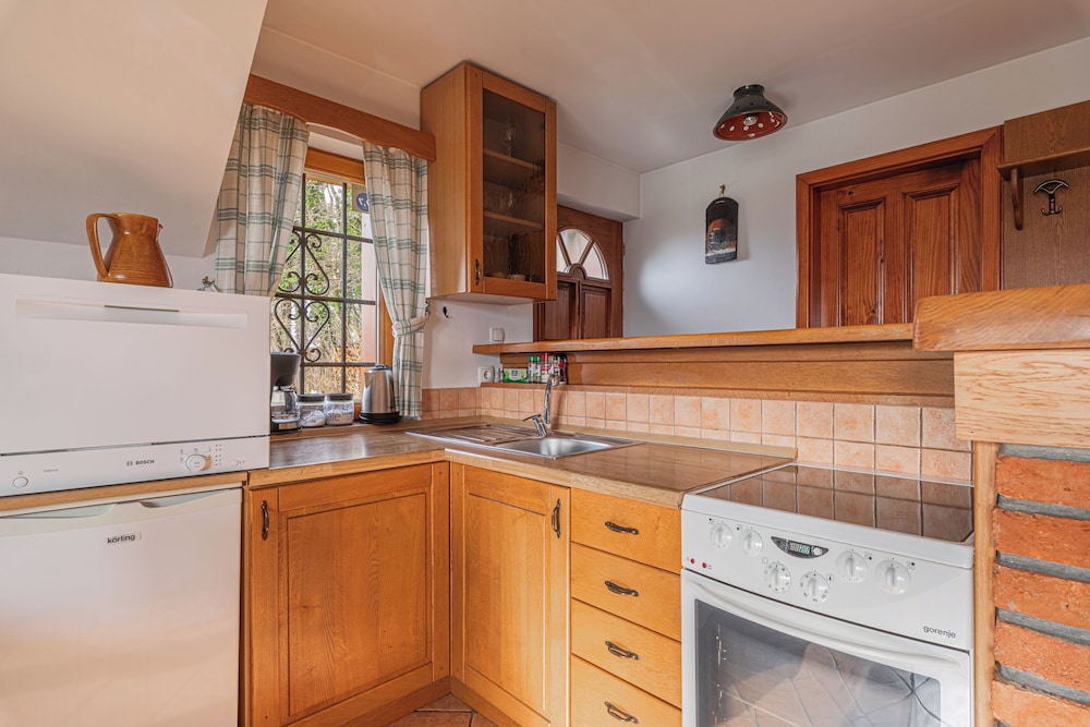 Family Chalet, Multiple Bedrooms, Mountainside (Vineyard Cottage Rataj 1 Hot Tub) photo 2