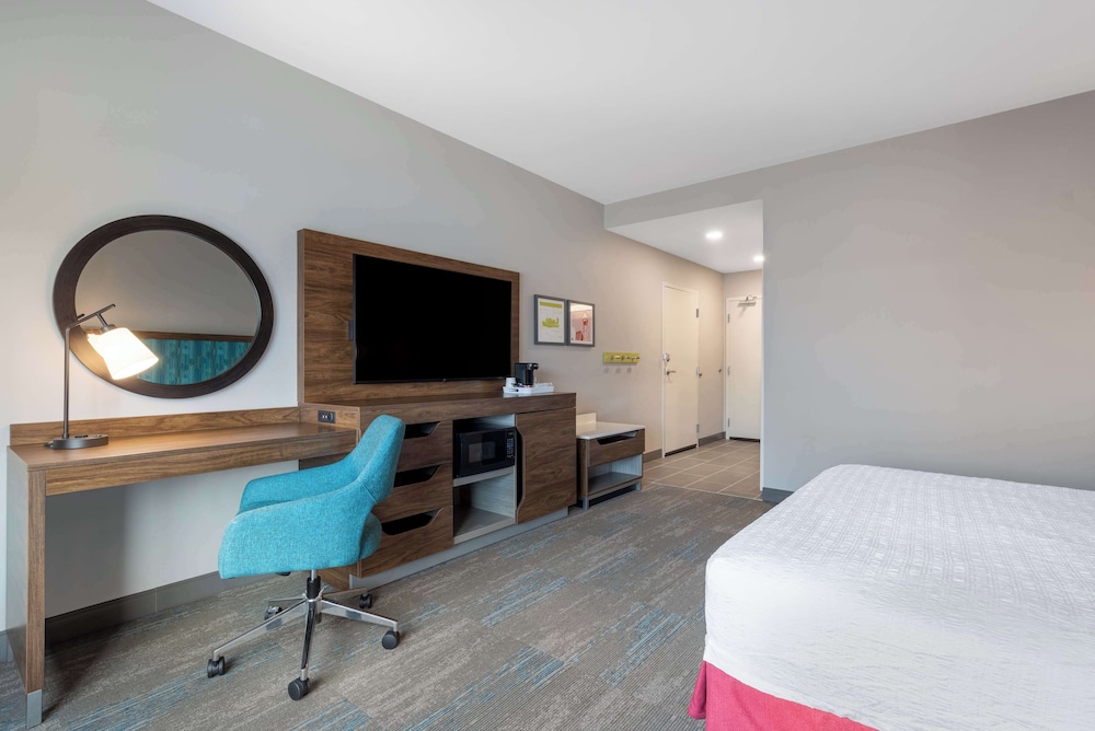 Room, 1 King Bed, Bathtub - Photo 1