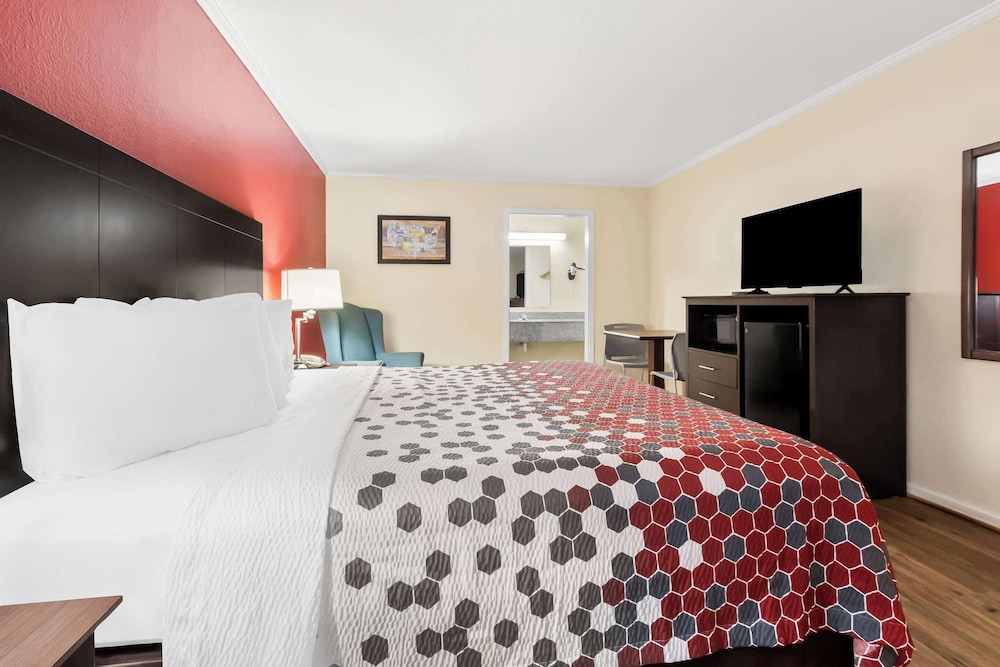 Standard Room, 1 King Bed, Non Smoking - Photo 7
