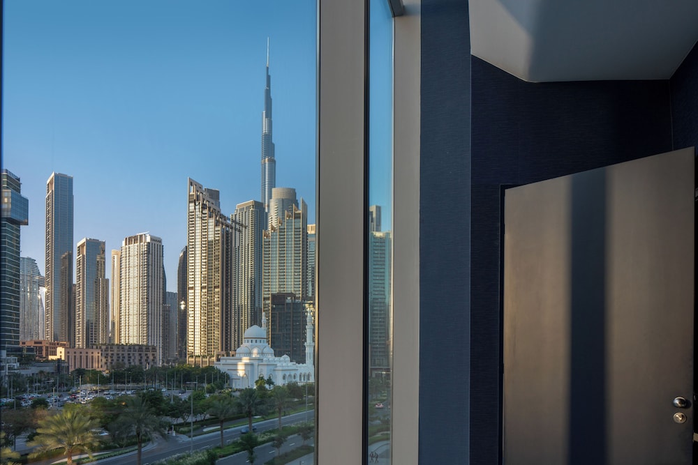 Beyond ME + Suite with Burj Khalifa View and Jacuzzi thumbnail 5
