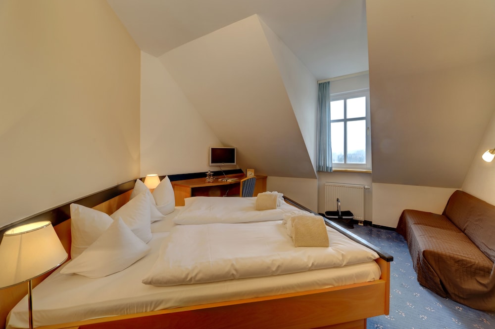 Basic Double Room, 1 Double Bed, Mountain View photo 3