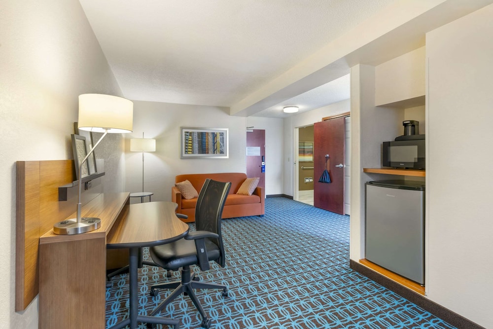 Standard Room, 1 King Bed, Non Smoking, Jetted Tub - Photo 3