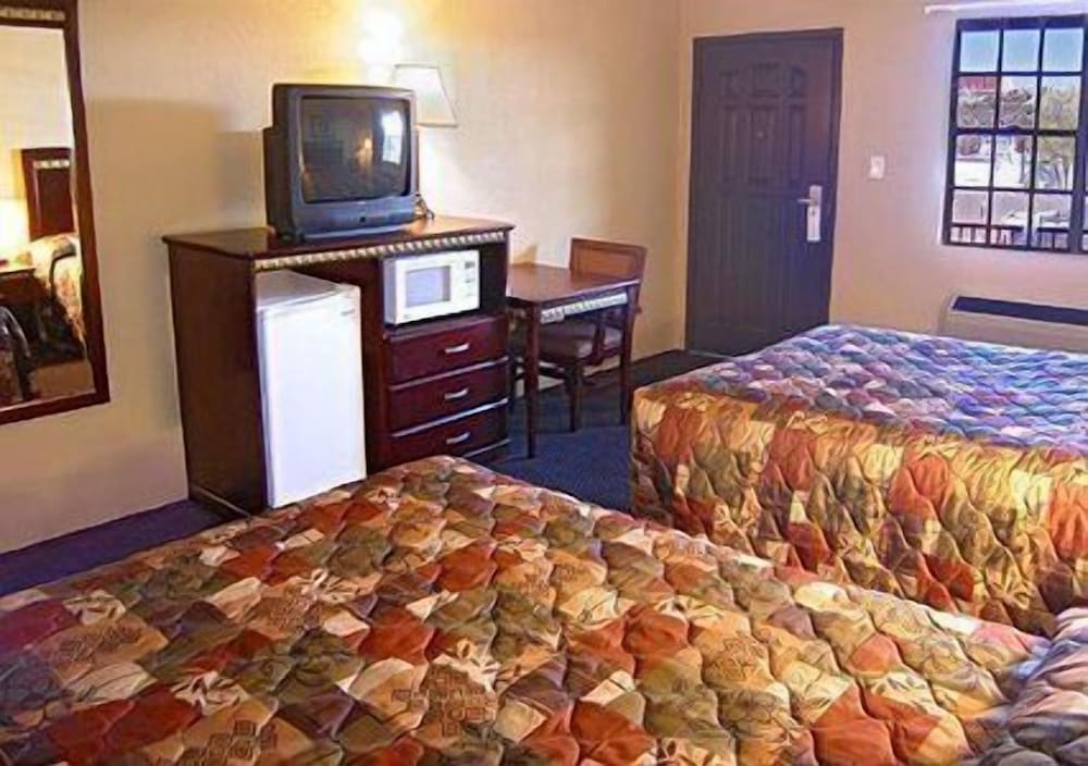Standard Room, 2 Queen Beds, Non Smoking - Photo 6