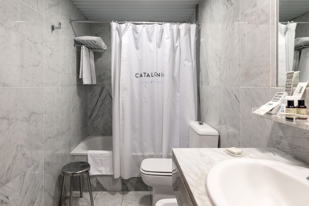 Family Room (Premium - Jetted Tub Access) thumbnail 5