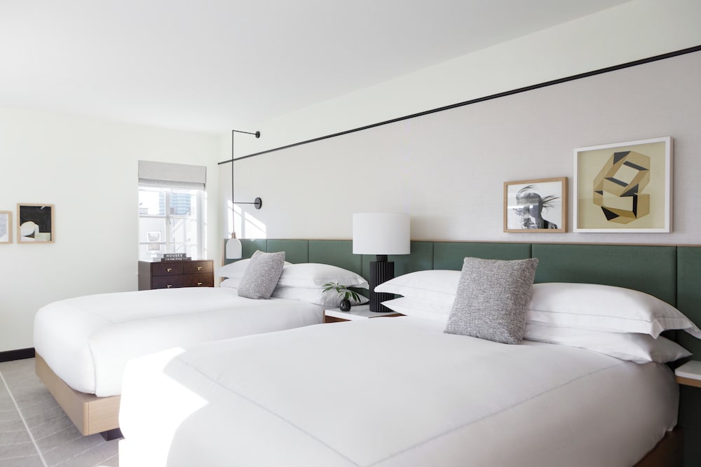 Premium Room, 2 Queen Beds - Photo 6
