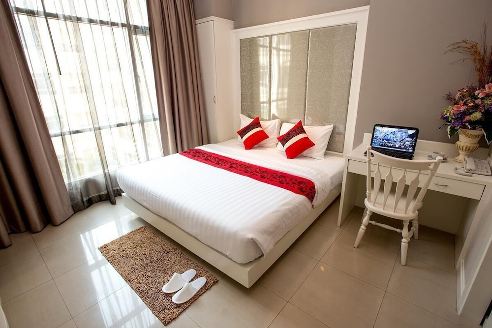 Executive Room, 1 King Bed, Pool View photo 3