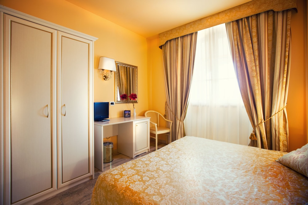 Standard Double or Twin Room photo 1