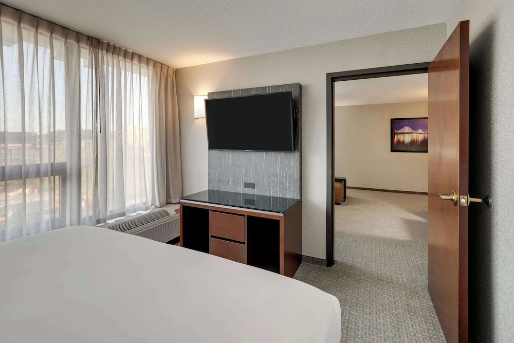 Suite, 1 King Bed with Sofa bed, Refrigerator & Microwave (Upper Floor, 2 Rooms, Sofabed) - Photo 4