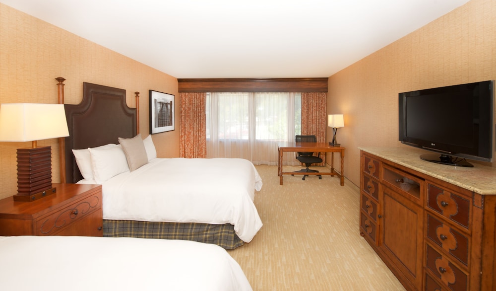 Room, 2 Queen Beds, Roll-in Shower - Photo 1