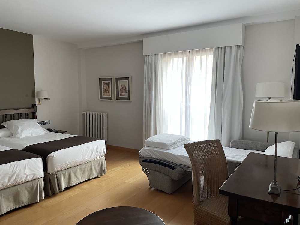 Standard Twin Room (2 Adults and 1 Child)