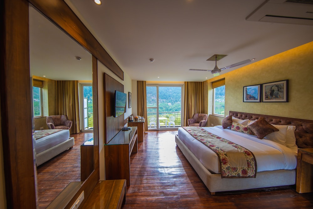 Premium Room with Private Balcony - Photo 10