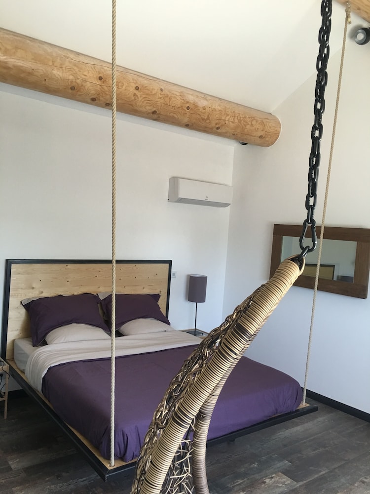 Suspended Bedroom photo 1