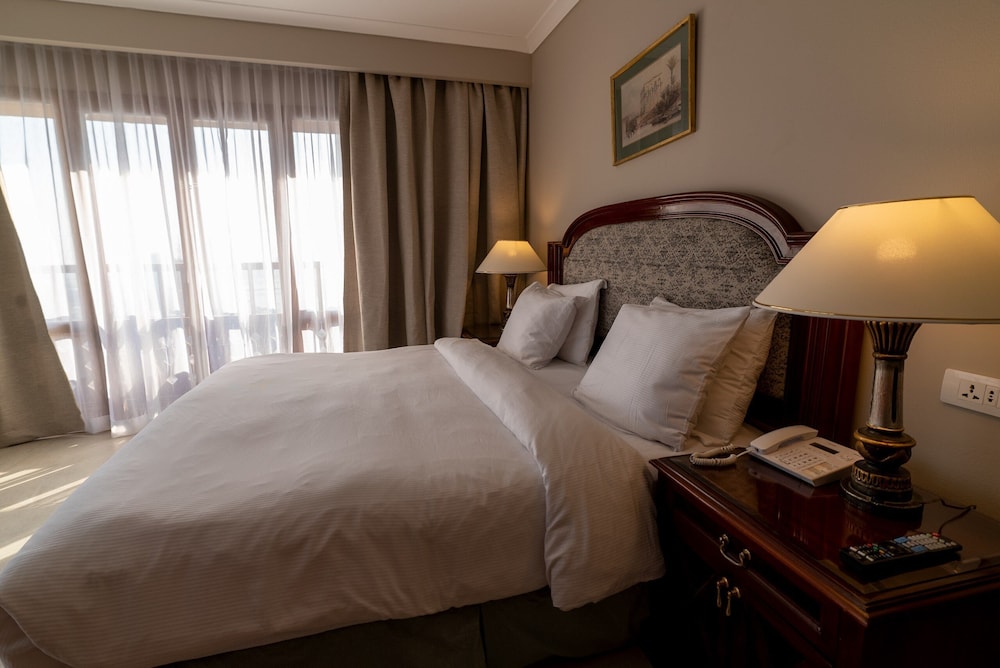 Deluxe Imperial Suite Nile View - Photo 1