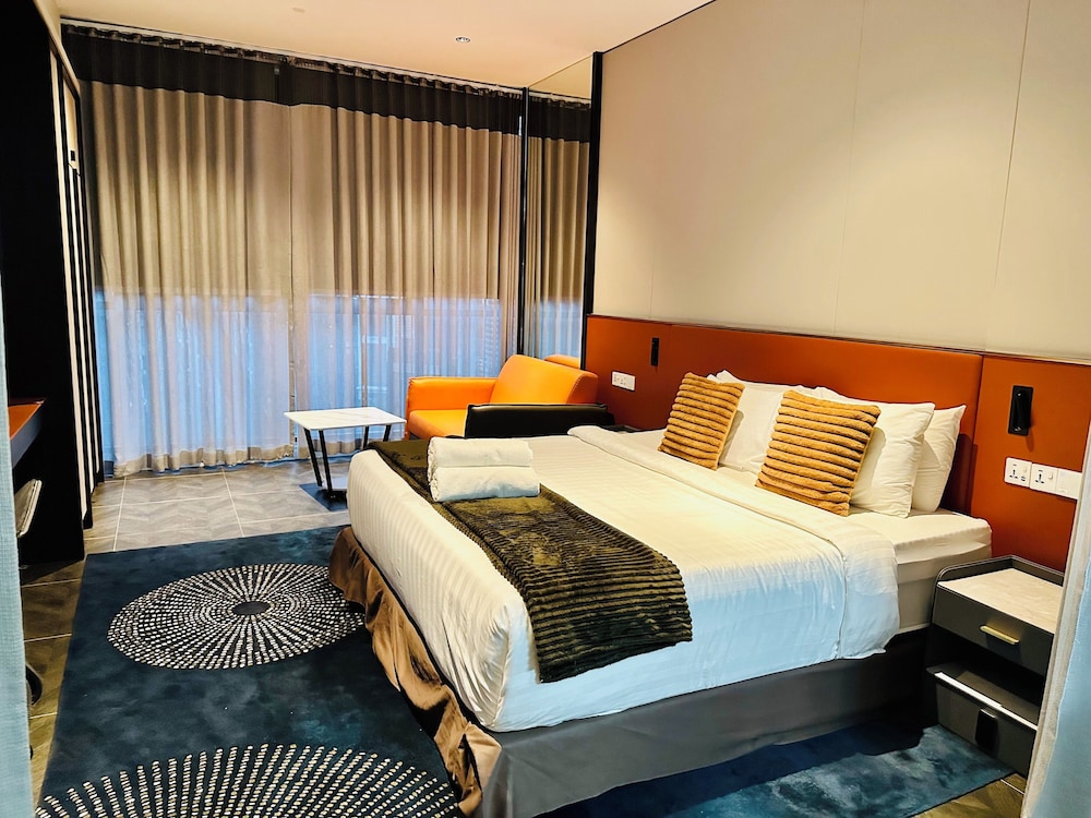Honeymoon Suite