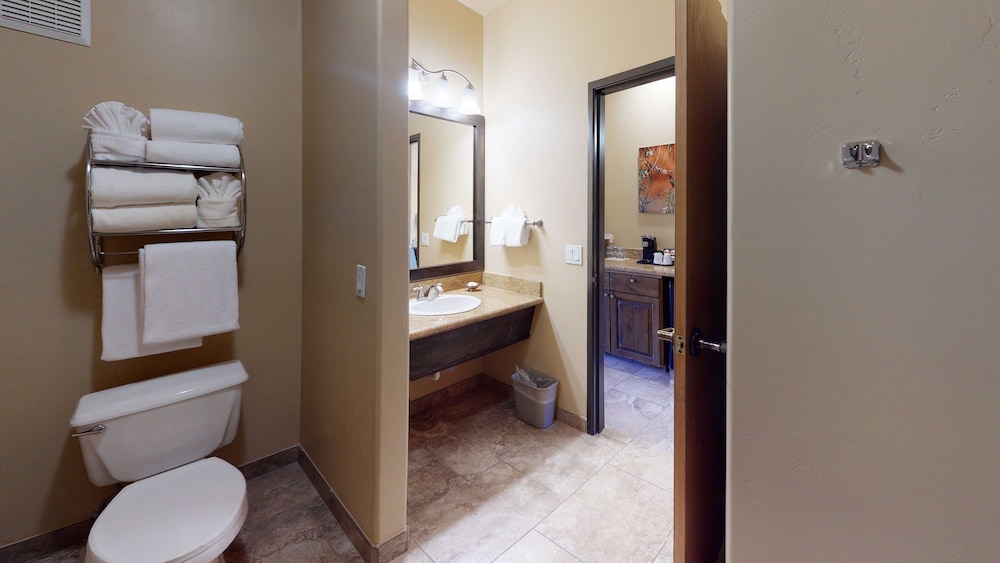 One-Bedroom Suite with One King Bed and One Queen Bed thumbnail 5