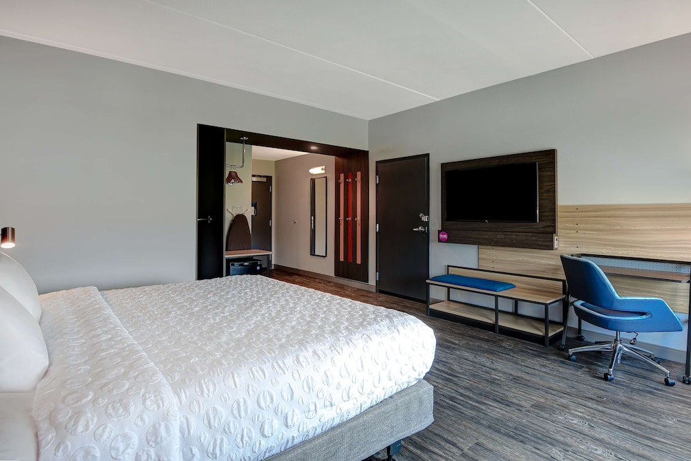 Room, 1 King Bed, Accessible, Bathtub photo 3