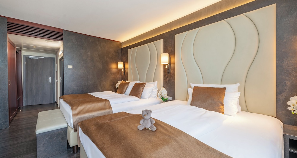 Triple Room thumbnail 6