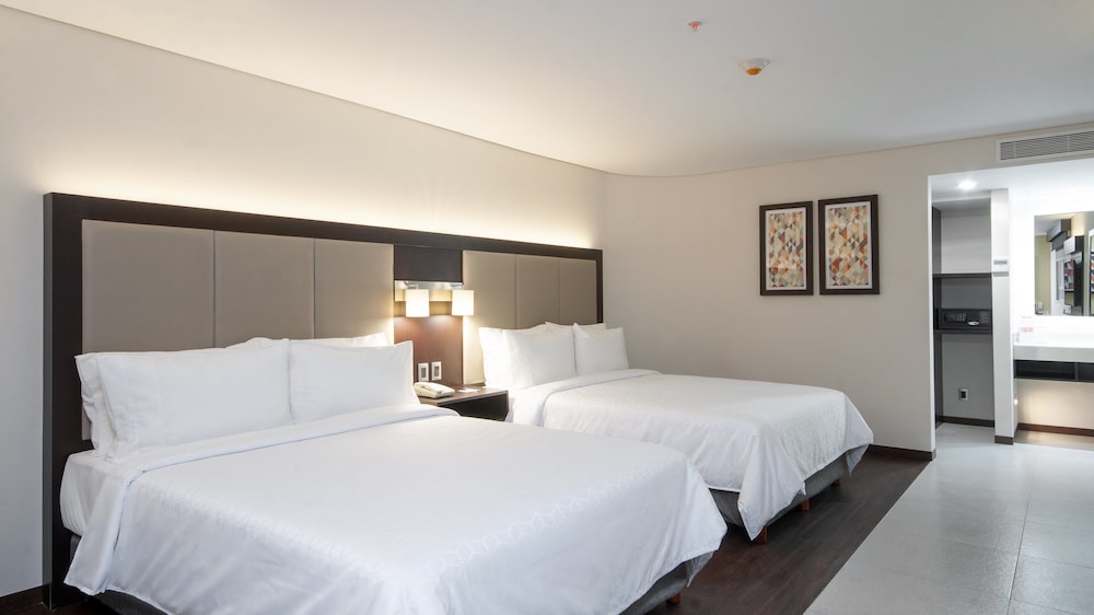 Suite, 2 Queen Beds, City View
