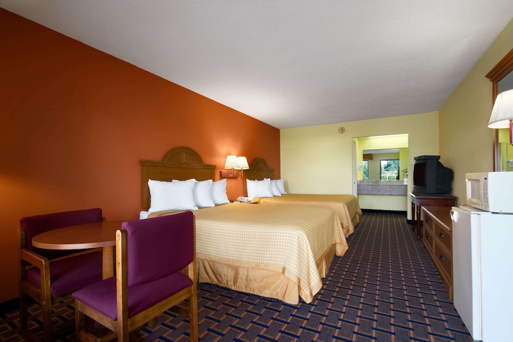 Standard Room, 2 Queen Beds, Smoking - Photo 1