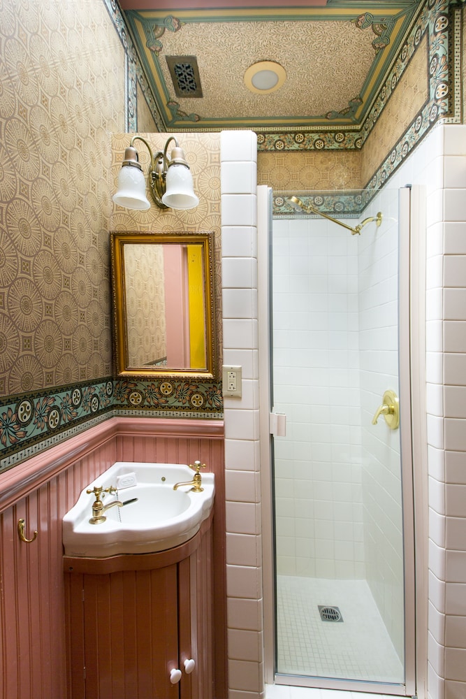 Standard Room, 1 Queen Bed (Mary Simpson - Detached Private Bathroom) - Photo 5