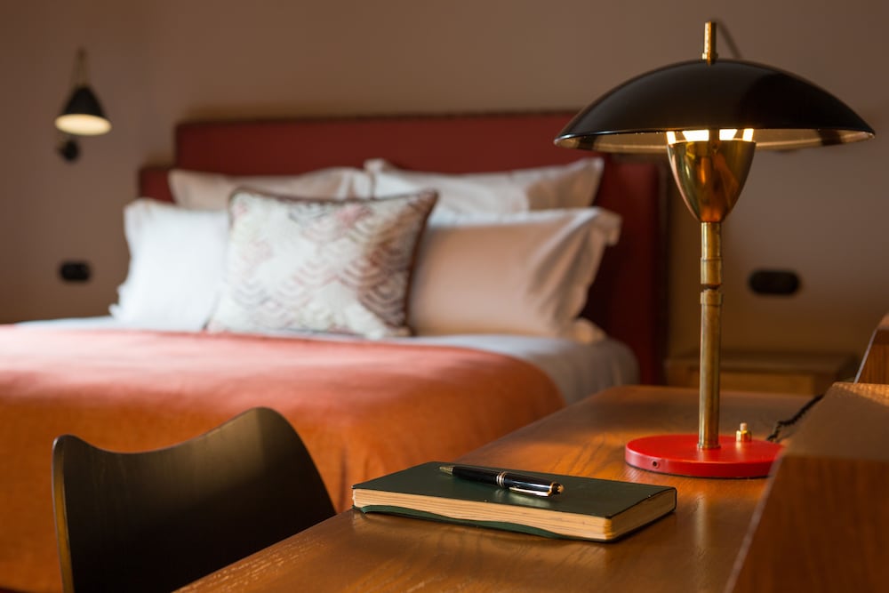 Deluxe Double Room thumbnail 5