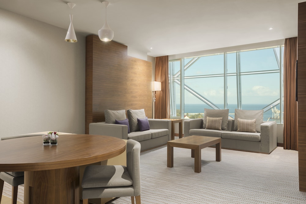 Executive Suite, 1 King Bed, Smoking photo 1