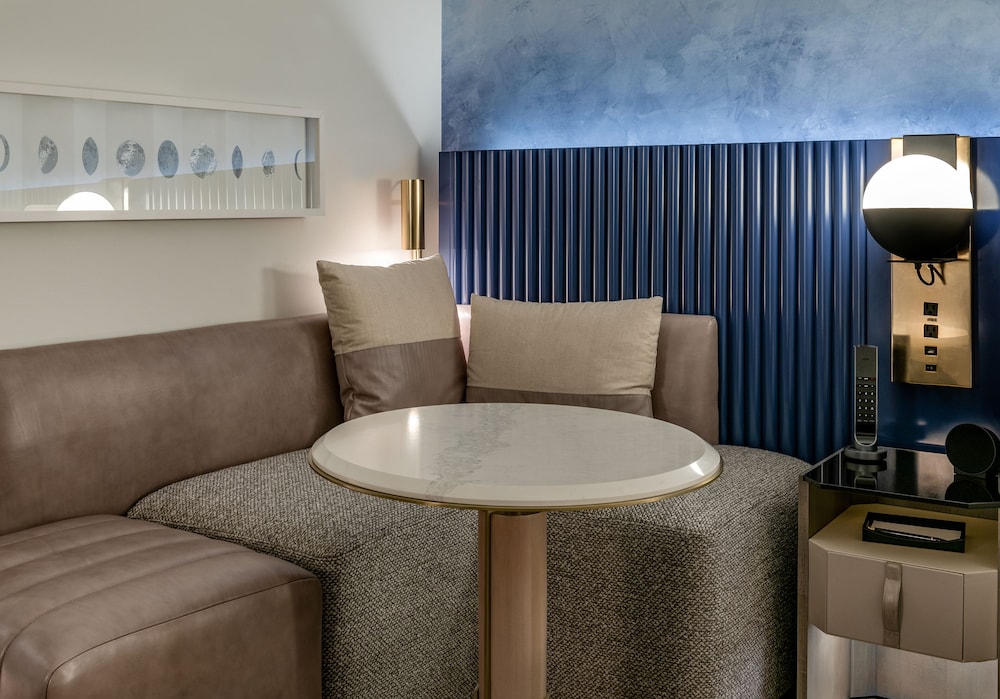 Deluxe Room, 1 King Bed, Accessible (Hearing) - Photo 2