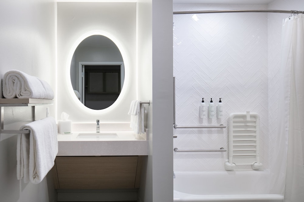 Suite, 1 Bedroom (Mobility Accessible, Roll-in Shower) photo 2
