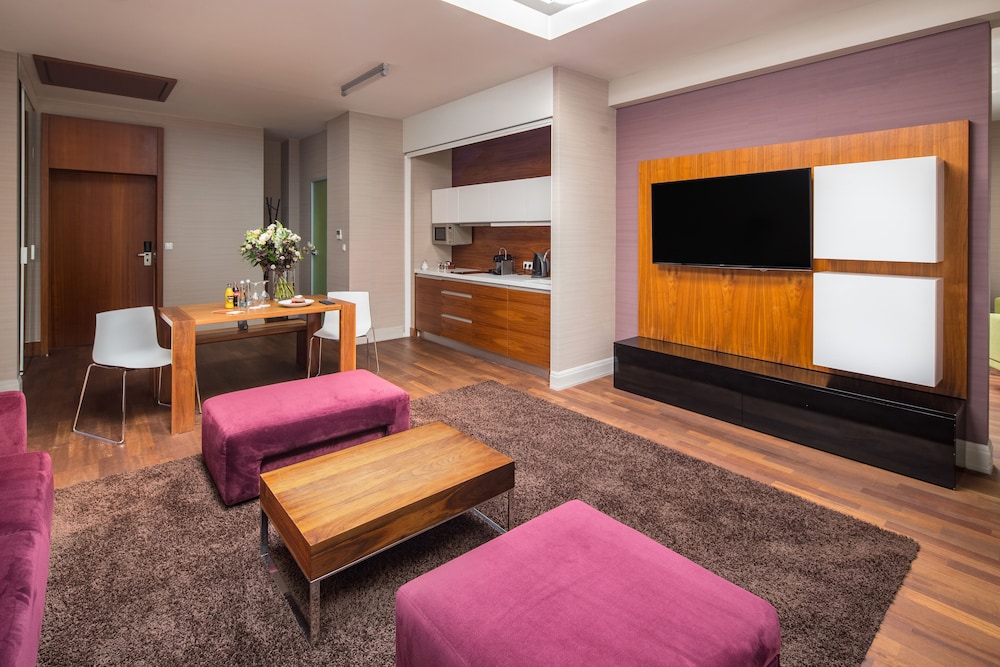 Executive Suite - Photo 3
