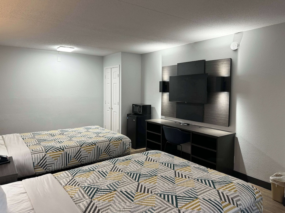 Standard Room, 2 Double Beds, Smoking, Refrigerator & Microwave - Photo 4