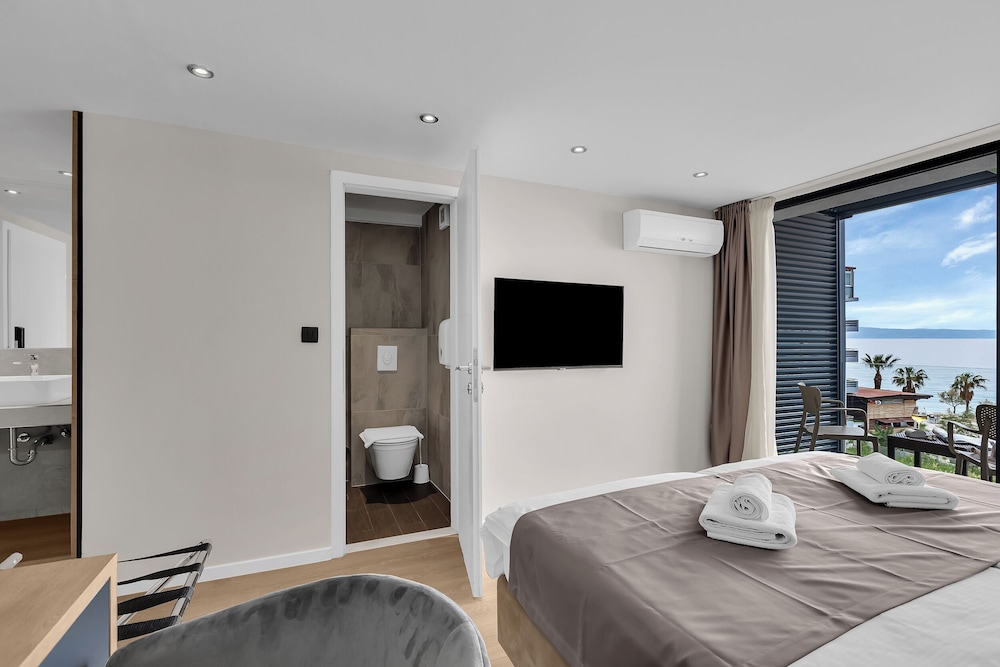 Double Room With Sea/Pool View - Photo 4