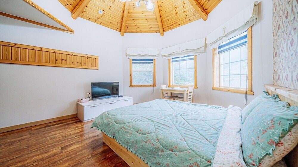 Room (Cherry Sage) photo 1