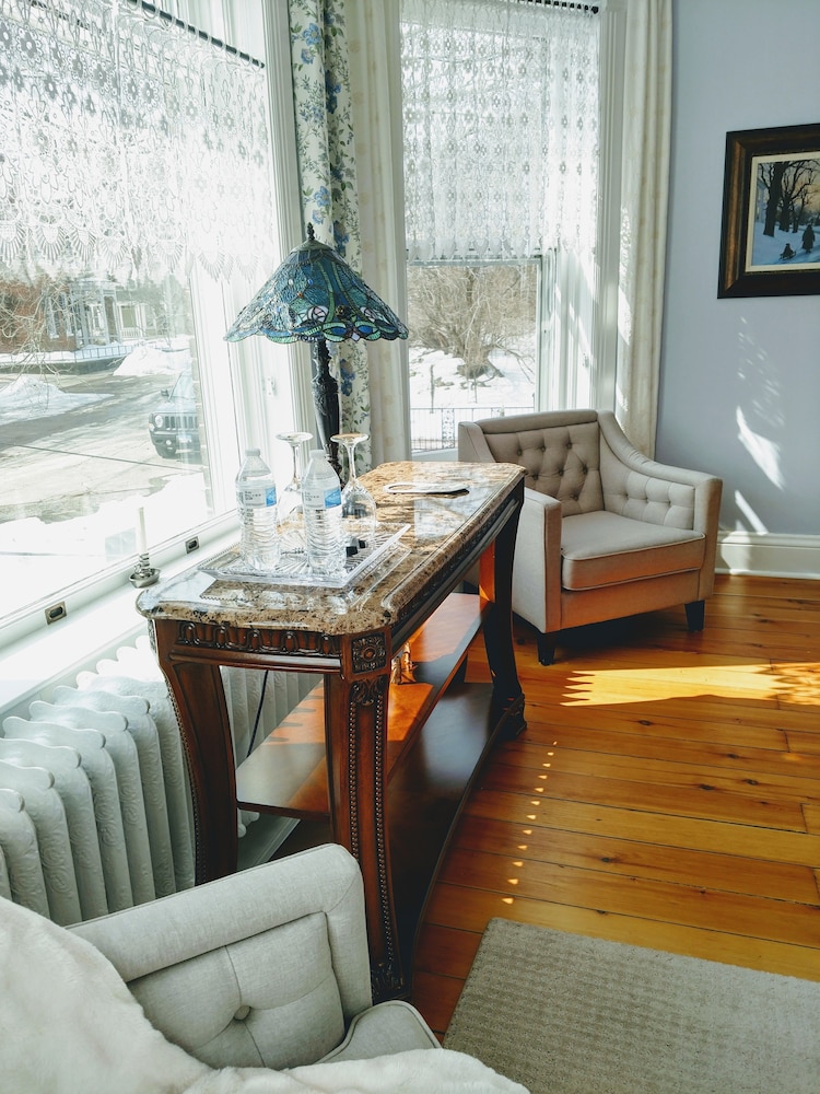 Luxury Double Room, 1 King Bed, Courtyard View photo 2