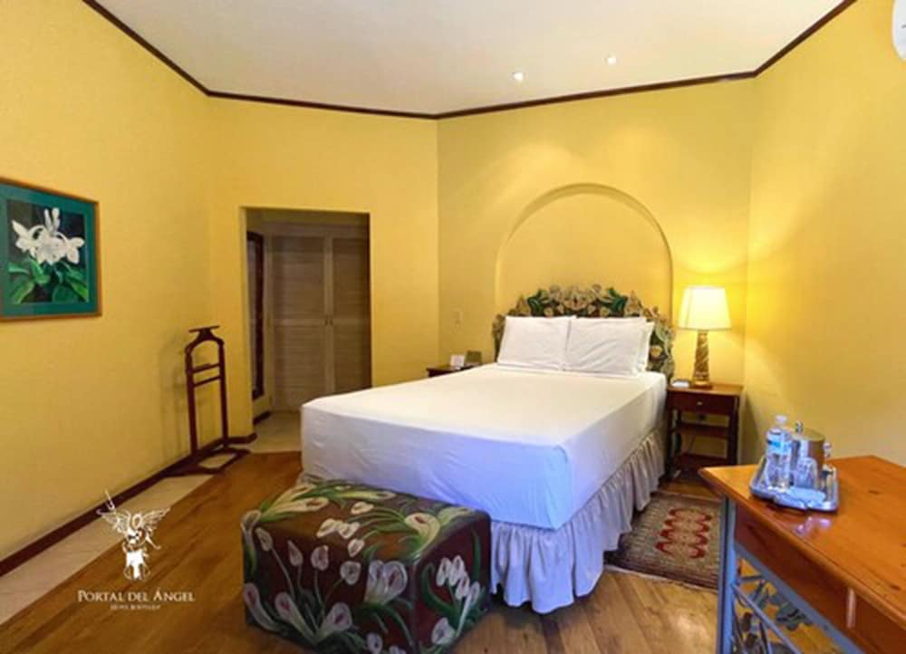Deluxe Single Room, 1 Queen Bed photo 1