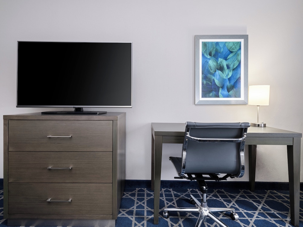 Premium Room, 1 King Bed - Photo 2