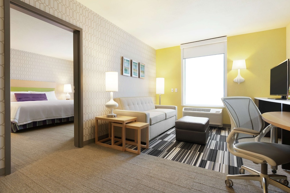 Suite, 1 King Bed, Accessible (Roll-in Shower) photo 3