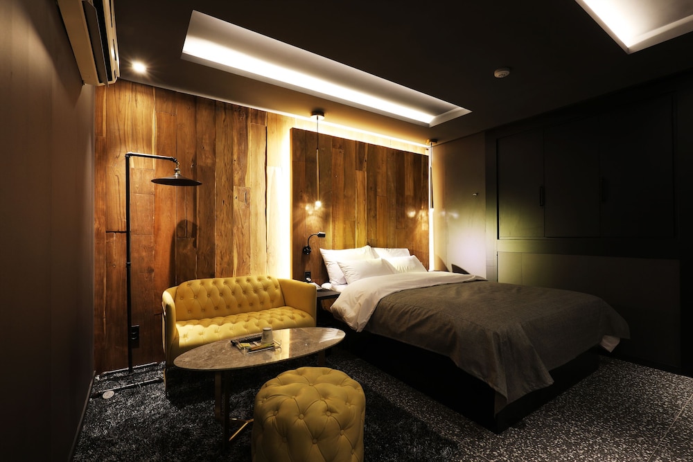 Standard Double Room - Photo 11